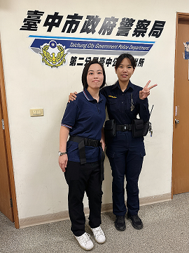 中市警局第二分局公園派出所警員鄭惠婷與遊客合影。